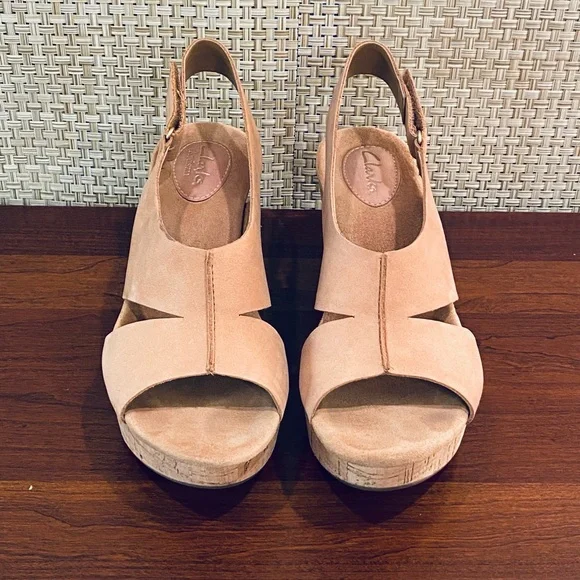 🌟10xHP🌟🌟Like New! Clarks Artisan Wedge Sandals Caslynn Tan Nubuck 9M - Picture 2 of 12